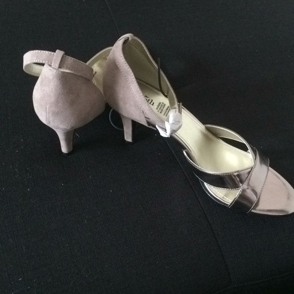 Woman’s Dressy Sandals - Picture 2 of 4